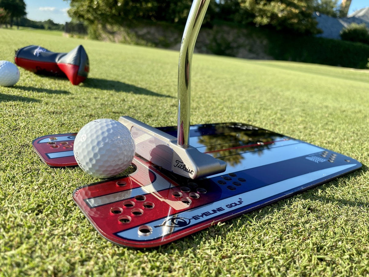 Groove Putting Mirror von EyeLine Golf auf dem Übungsgrün, Putter und Ball im Ansprechen über der Spiegelfläche