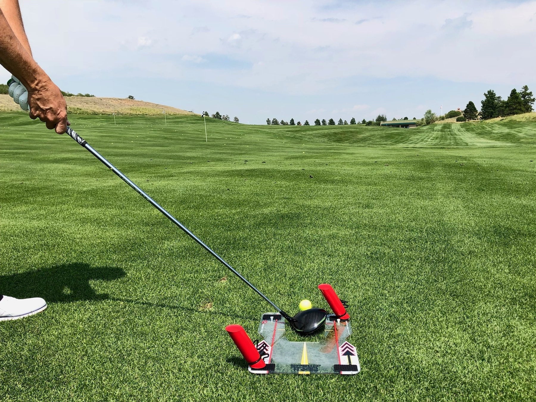 Speed Trap 2.0 mit rotem Pfosten auf der Driving Range, Driver im Ansprechen hinter dem Ball