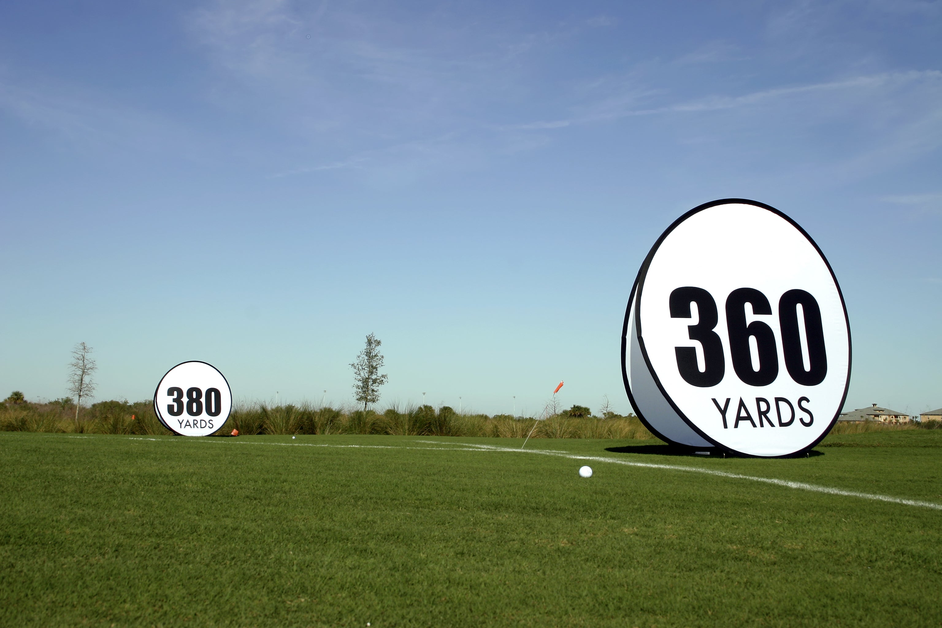 driving range mit 360 und 380 yards Markierung