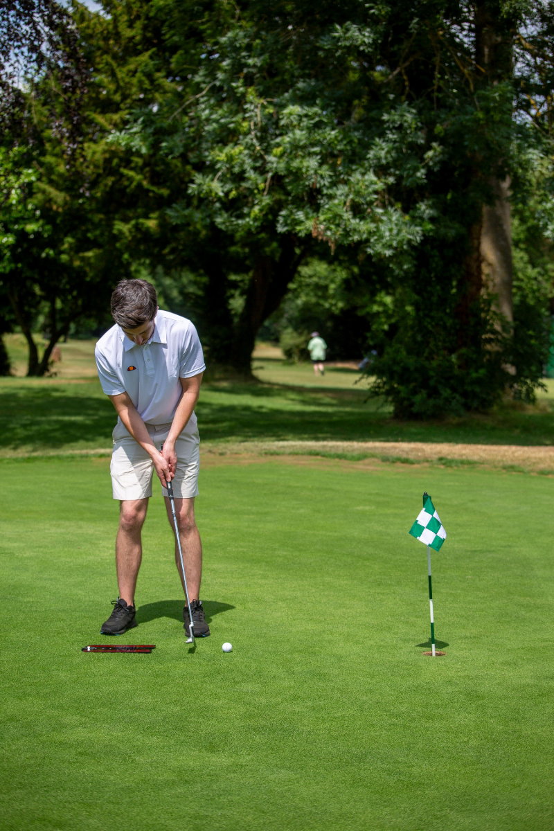 Putt-Training mit dem Longridge Tour Putting Mirror auf dem Green