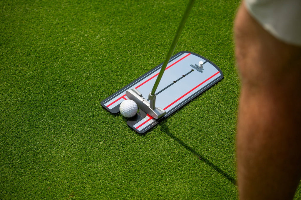 Longridge Tour Putting Mirror im Einsatz – Putter und Ball auf dem Spiegel ausgerichtet