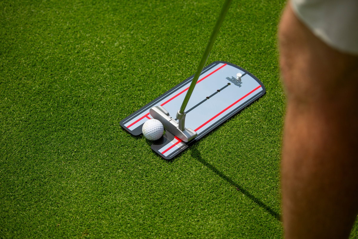 Longridge Tour Putting Mirror im Einsatz – Putter und Ball auf dem Spiegel ausgerichtet
