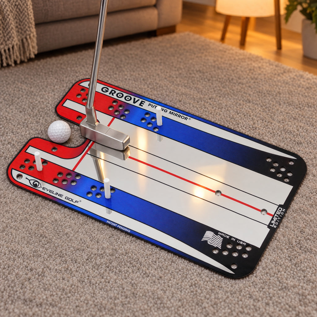 Groove Putting Mirror auf dem Teppich im Wohnzimmer, Putter auf dem Spiegel hinter dem Ball