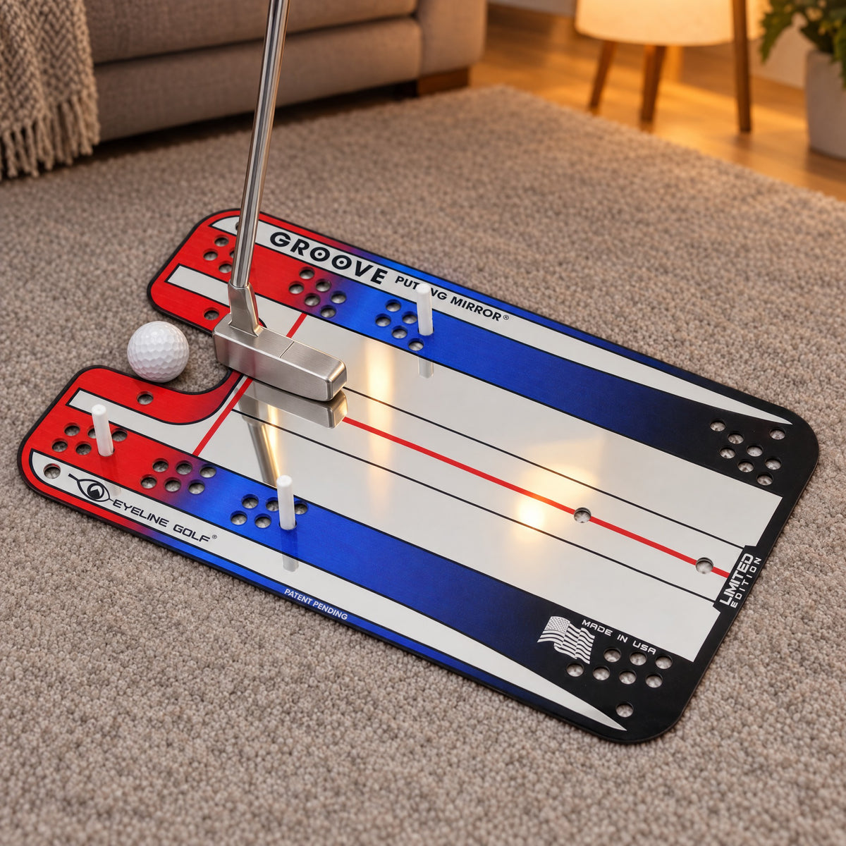 Groove Putting Mirror auf dem Teppich im Wohnzimmer, Putter auf dem Spiegel hinter dem Ball