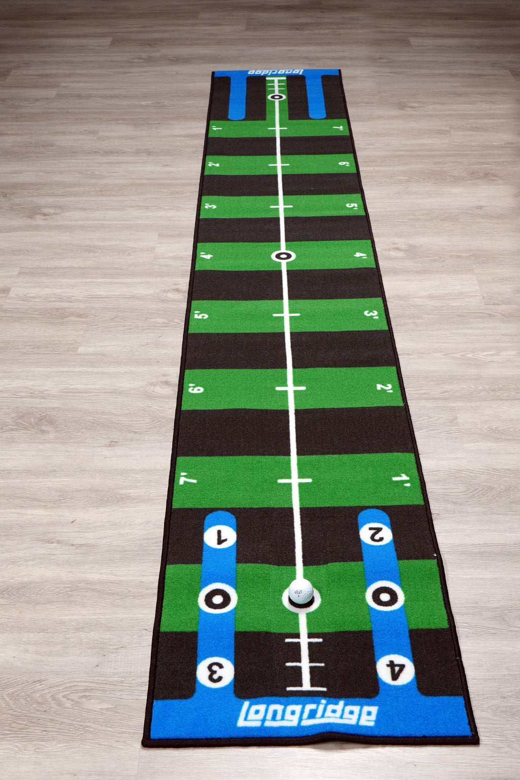 Putting-Matte 3 m aus dem Starterset, ausgerollt auf Laminat, 304 × 50 cm