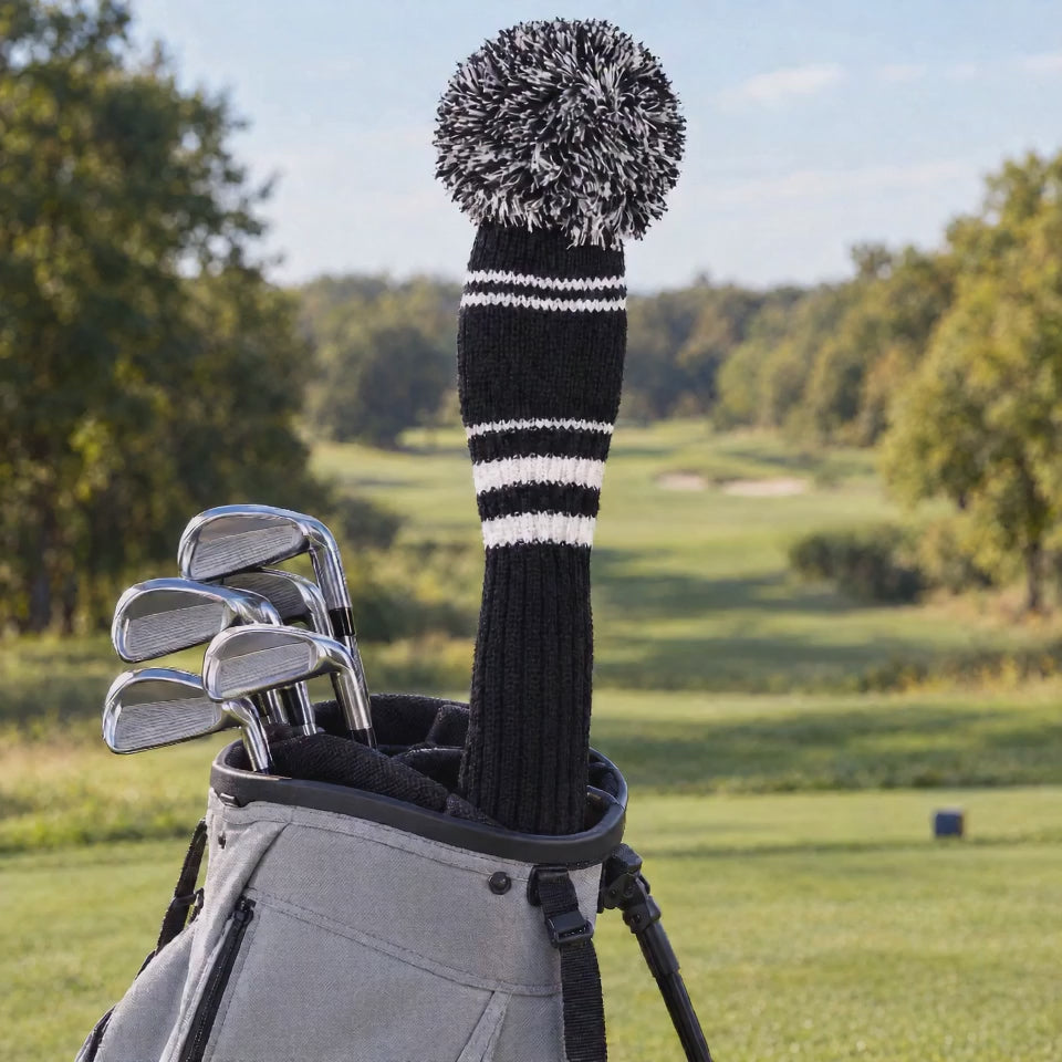 Long John Pom-Pom-Strickhaube von Longridge in Schwarz-Weiß im Golfbag – Produktvideo